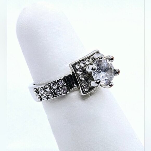 Eiffel Tower 4 Claw Zirconia Silver Tone Anniversary/ Engagement Ring - Picture 8 of 10